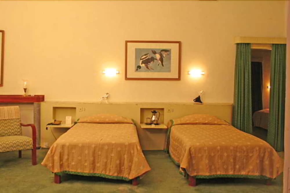 Рохет: Sardar Samand Palace