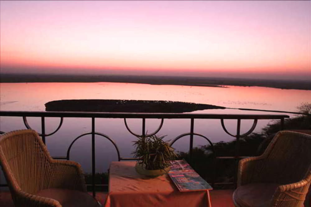 Рохет: Sardar Samand Palace