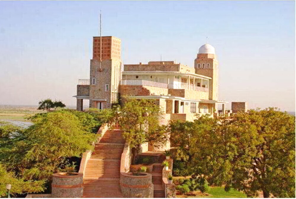 Рохет: Sardar Samand Palace