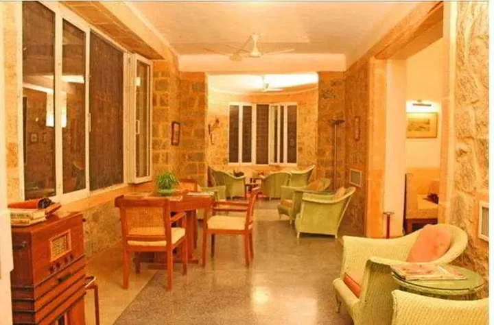 Рохет: Sardar Samand Palace