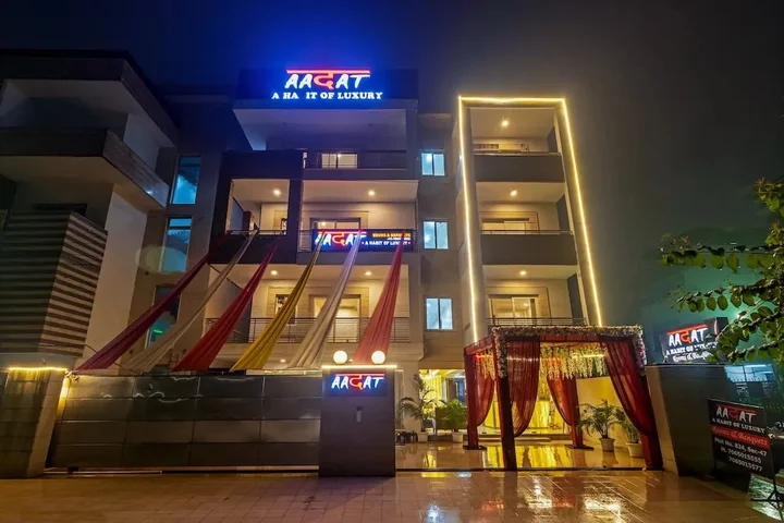 Гуруграм: Aadat Hotel Subhash Chowk Gurgaon