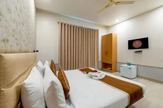 Гуруграм: Aadat Hotel Subhash Chowk Gurgaon