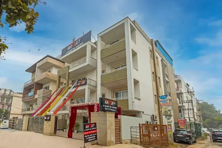 Гуруграм: Aadat Hotel Subhash Chowk Gurgaon