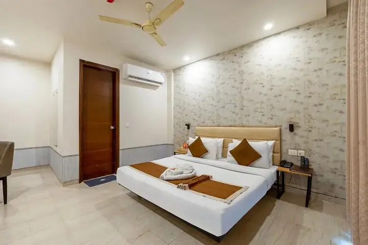 Гуруграм: Aadat Hotel Subhash Chowk Gurgaon