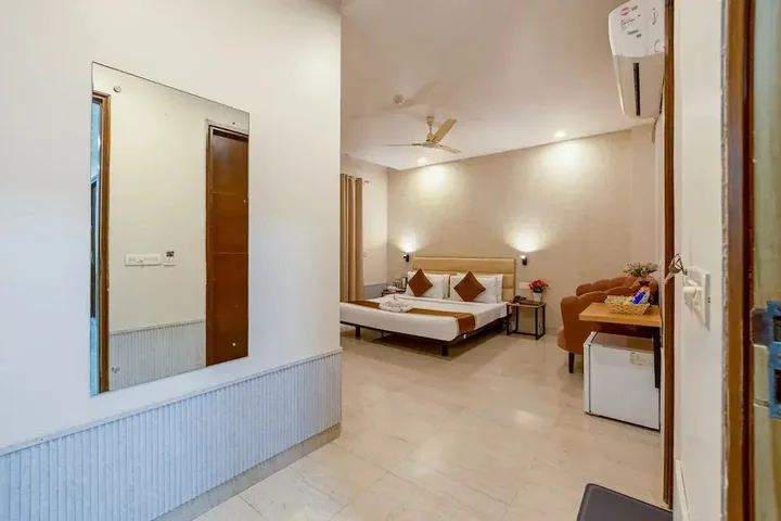 Гуруграм: Aadat Hotel Subhash Chowk Gurgaon