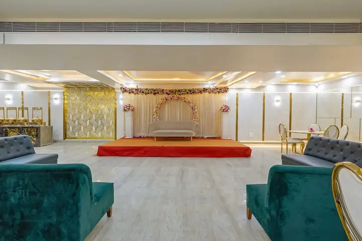 Гуруграм: Aadat Hotel Subhash Chowk Gurgaon
