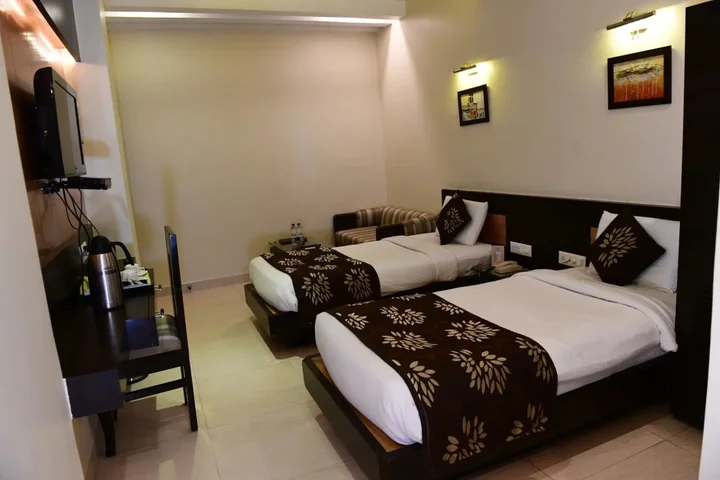 Праяградж: Hotel Ravisha Continental