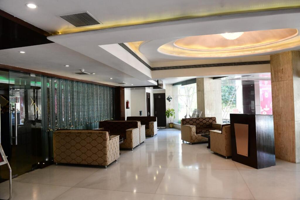 Праяградж: Hotel Ravisha Continental