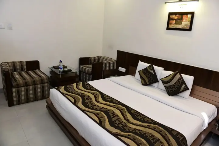 Праяградж: Hotel Ravisha Continental
