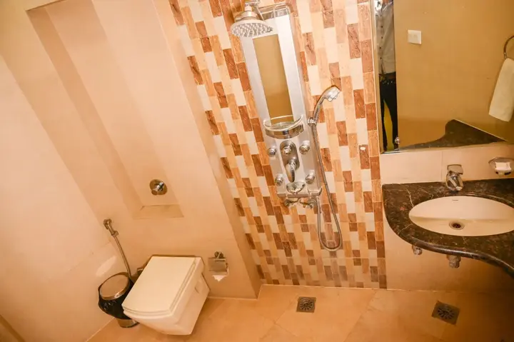 Праяградж: Hotel Ravisha Continental