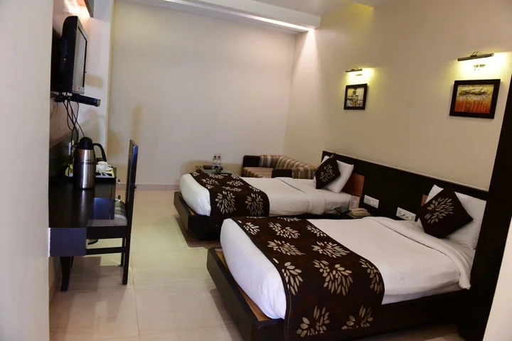 Праяградж: Hotel Ravisha Continental