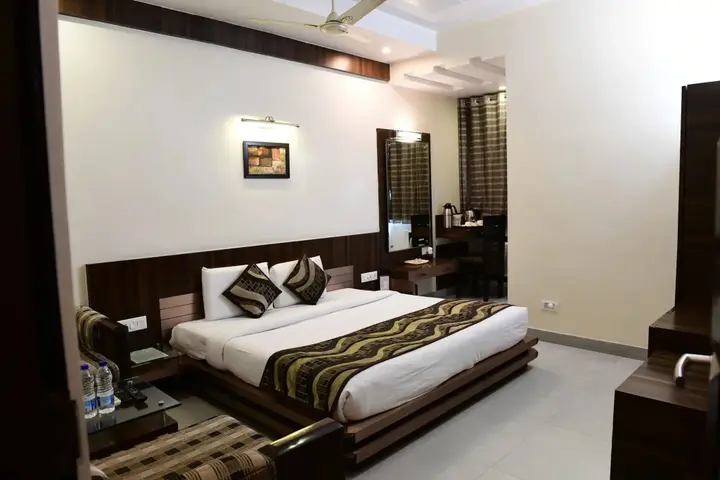 Праяградж: Hotel Ravisha Continental