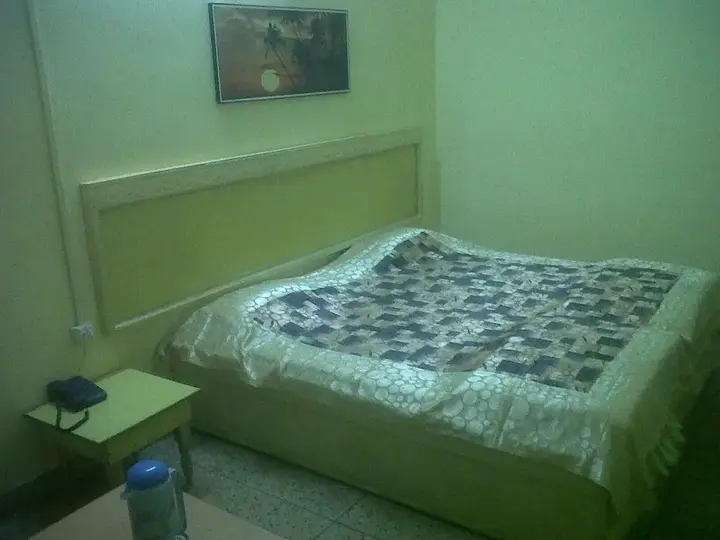 Праяградж: Raj Hotel