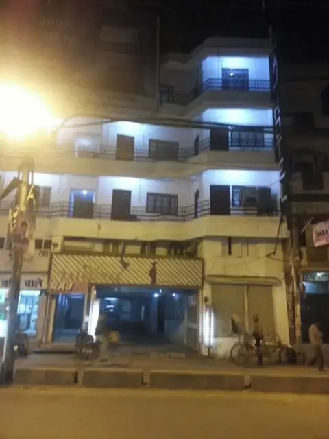 Праяградж: Raj Hotel