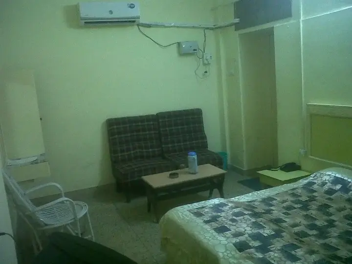 Праяградж: Raj Hotel