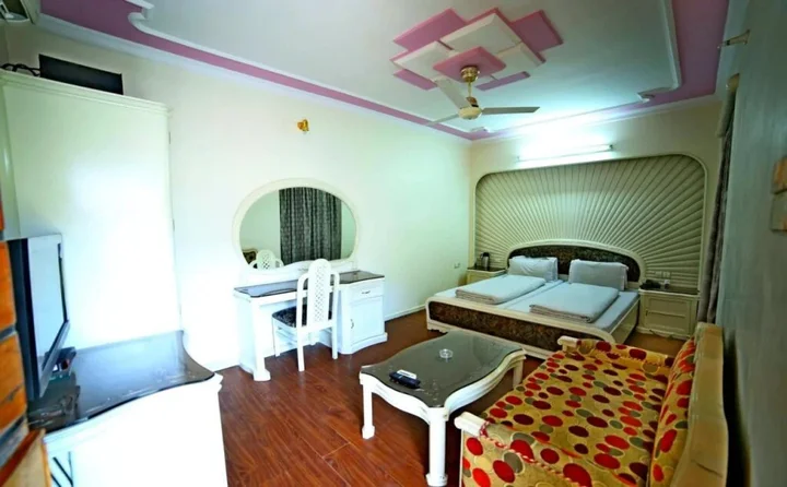 Мератх: Hotel Naveen