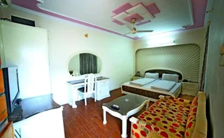 Мератх: Hotel Naveen