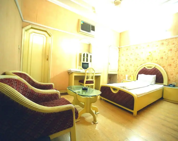 Мератх: Hotel Naveen