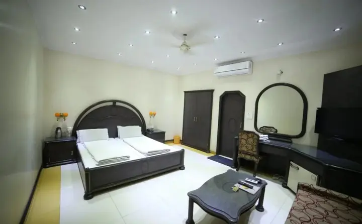 Мератх: Hotel Naveen