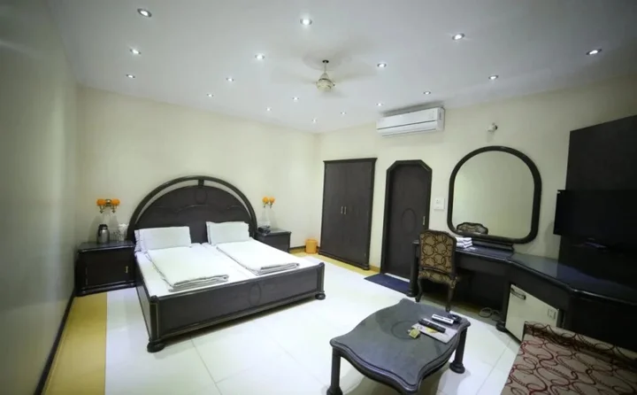 Мератх: Hotel Naveen