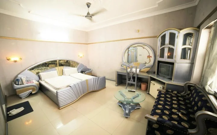 Мератх: Hotel Naveen