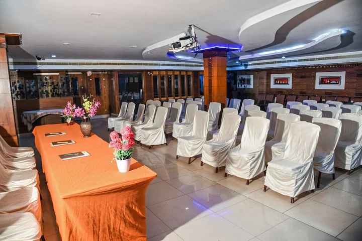 Висакхапатнам: FabHotel RR Grand Daba Garden