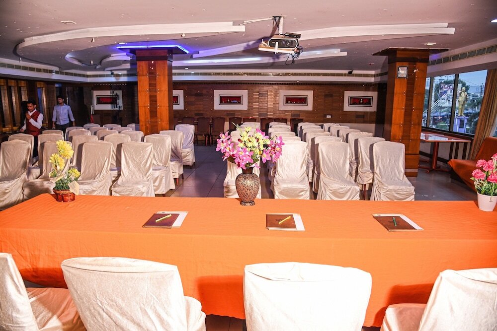 Висакхапатнам: FabHotel RR Grand Daba Garden