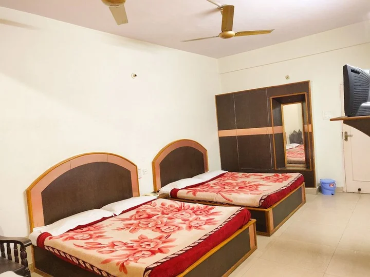 Бхунтар: Hotel Amit