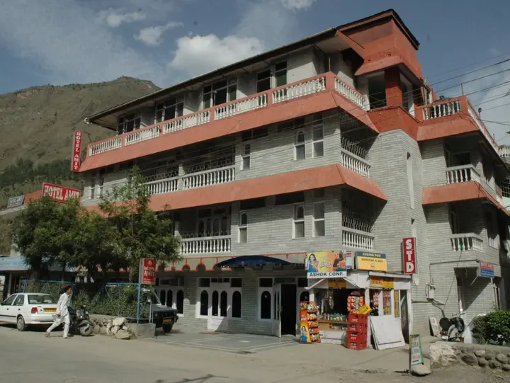 Бхунтар: Hotel Amit