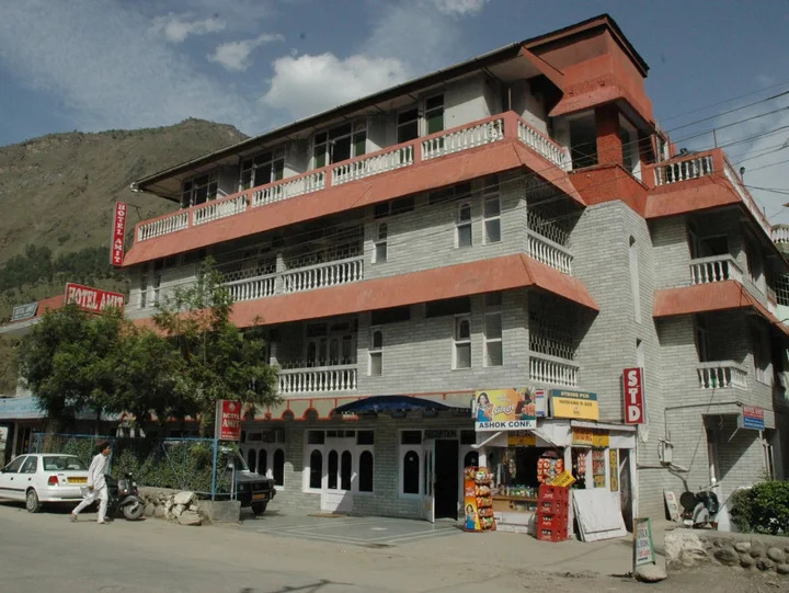 Бхунтар: Hotel Amit