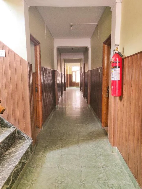Бхунтар: Hotel Amit