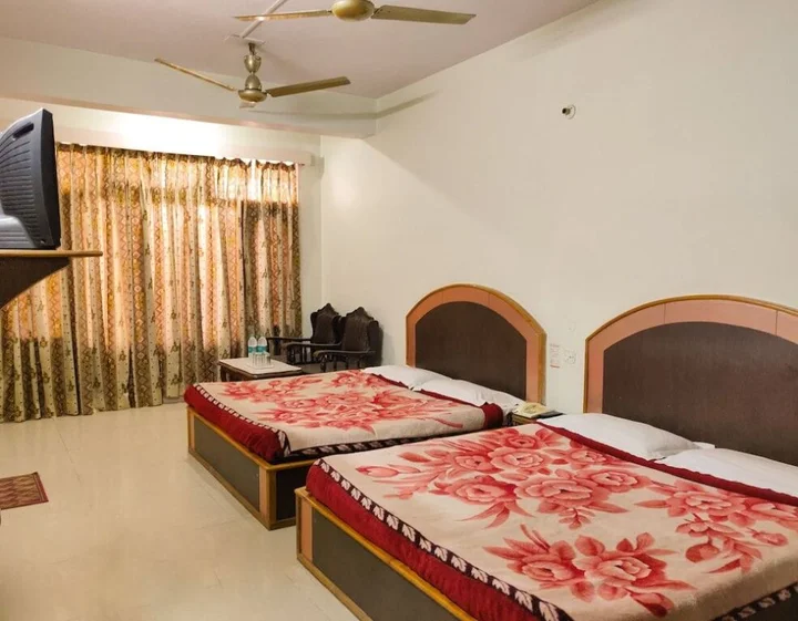 Бхунтар: Hotel Amit