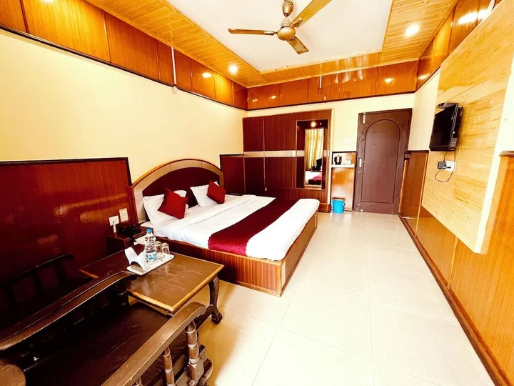 Бхунтар: Hotel Amit