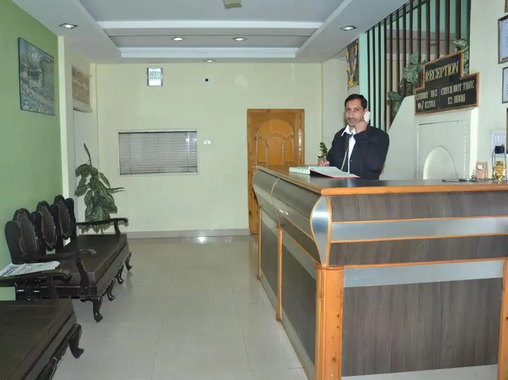 Бхунтар: Hotel Amit