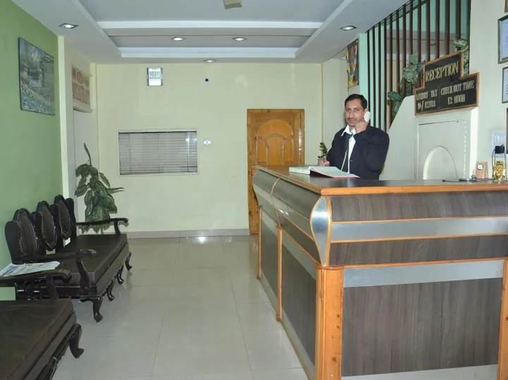 Бхунтар: Hotel Amit