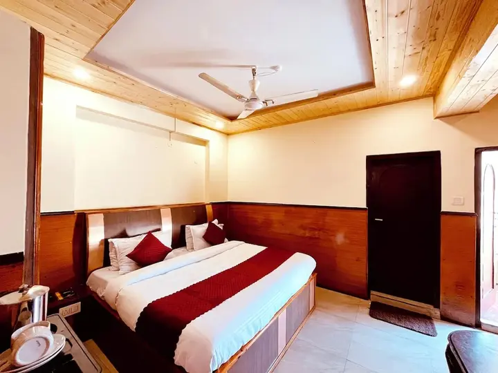 Бхунтар: Hotel Amit