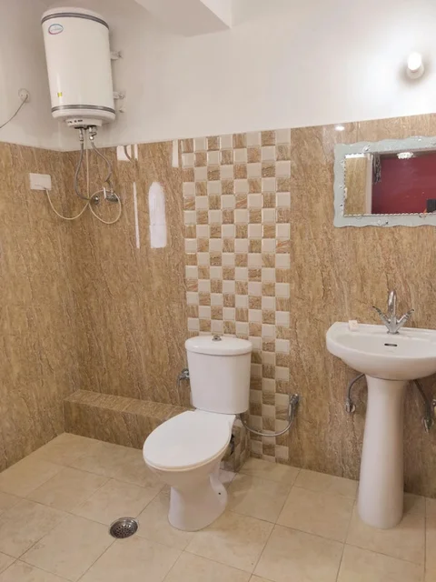 Бхунтар: Hotel Amit