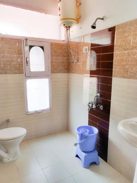 Бхунтар: Hotel Amit