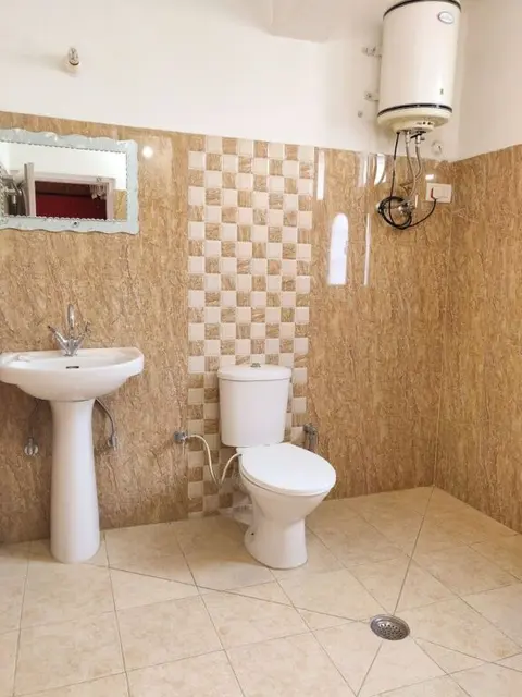 Бхунтар: Hotel Amit