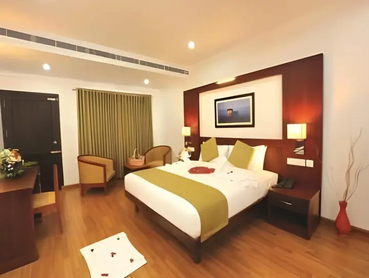 Чирайнкижу: Raj Regency Hotel