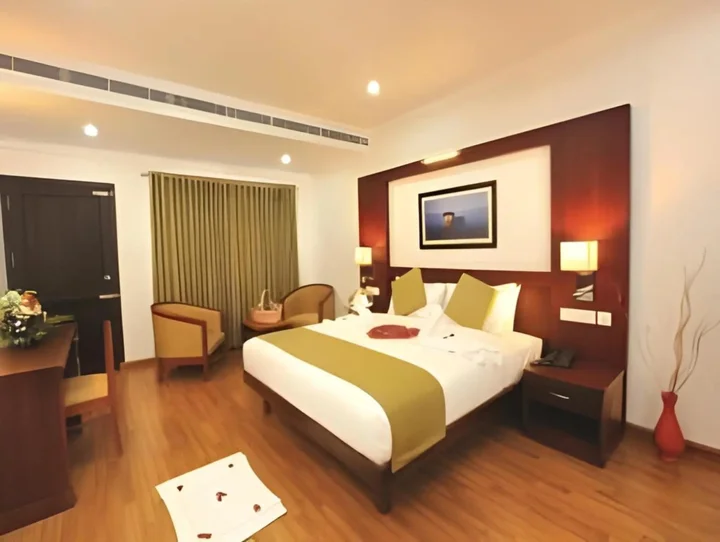 Чирайнкижу: Raj Regency Hotel