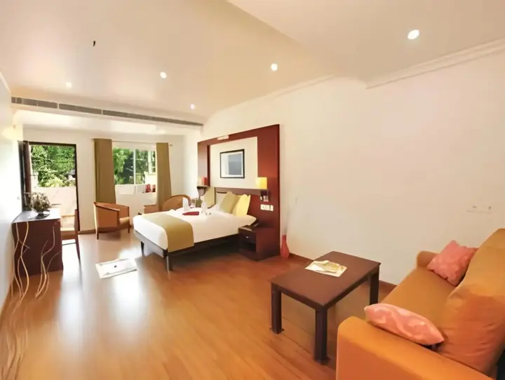 Чирайнкижу: Raj Regency Hotel