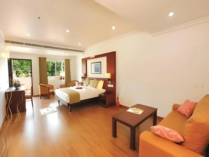 Чирайнкижу: Raj Regency Hotel