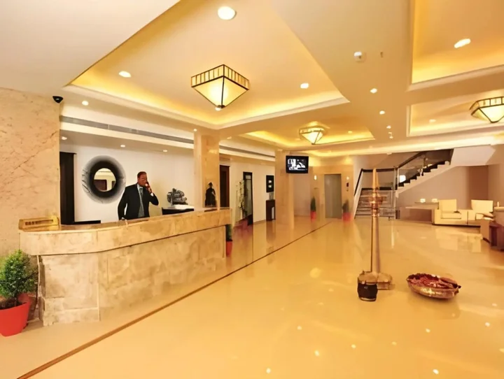 Чирайнкижу: Raj Regency Hotel