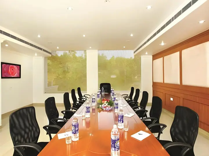 Чирайнкижу: Raj Regency Hotel
