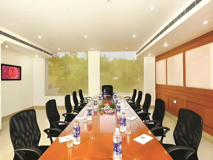 Чирайнкижу: Raj Regency Hotel
