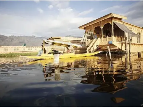 Шринагар: Houseboat Appolo Eight