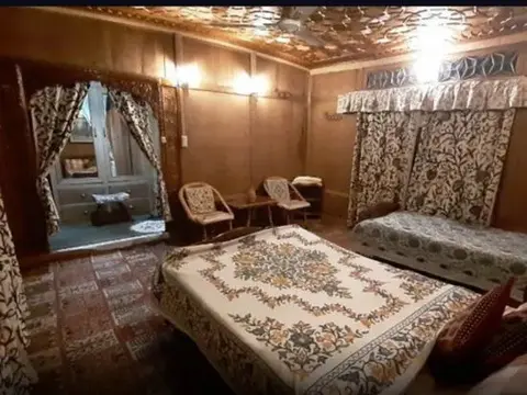 Шринагар: Houseboat Appolo Eight