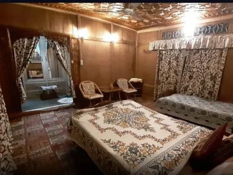 Шринагар: Houseboat Appolo Eight