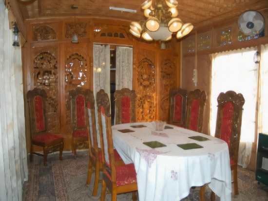 Шринагар: Houseboat Appolo Eight